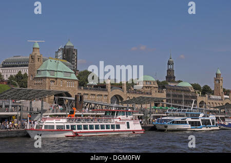 Harbour Cruise barge, vue sur le port avec l'ancien tunnel de l'Elbe, Landungsbruecken Piers, Hambourg Banque D'Images