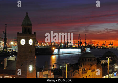 Des jetées ou landing bridges avec Alter Elbtunnel, ancien tunnel de l'Elbe, coucher de soleil, Hambourg Banque D'Images