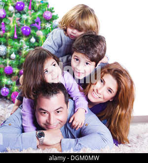 Cheerful grande famille s'amusant à la maison près de l'arbre de Noël, vacances d'hiver, fête du Nouvel An, les parents avec des enfants Banque D'Images