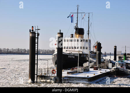 Bateau dans le port de Hambourg dans l'hiver, Hambourg Banque D'Images