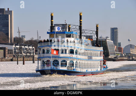 Bateau dans le port de Hambourg dans l'hiver, Hambourg Banque D'Images