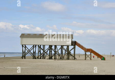 Bâtiment construit sur pilotis, sur la plage, de la mer du Nord, de Saint- Peter-Ording Schleswig-Holstein Banque D'Images