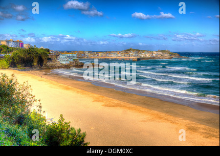 La plage de Porthminster St Ives Cornwall England avec vagues blanc et bleu de la mer et du ciel sur une belle journée d'été, dans des HDR Banque D'Images