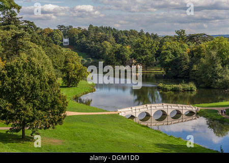 Surrey, Angleterre Cobham, Painshill Park, Lake & Five-Arch bridge Banque D'Images