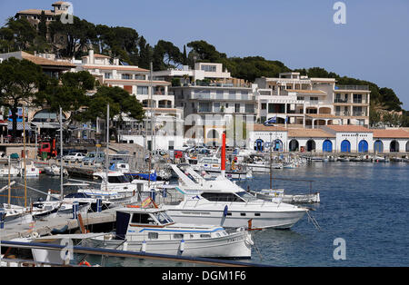 Bateaux dans le port de Cala Ratjada, Majorque, Iles Baléares, Espagne Banque D'Images