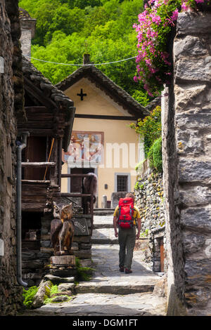 Un homme de la randonnée dans le village de foroglio, vallée bavona, val bavona, vallée de la Maggia, Valle Maggia, Tessin, Suisse, Europe Banque D'Images