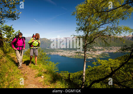 Deux femmes sur le sentier de randonnée haute de Monti di vairano à monti caviano sur le monte gambarogno, avec vue sur le delta de la Maggia Banque D'Images