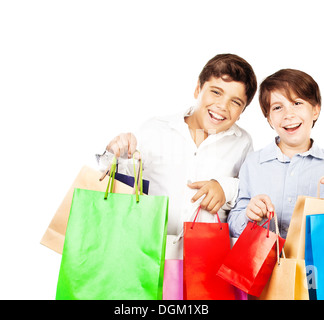 Les garçons heureux avec des cadeaux, pour les enfants portant des sacs colorés avec des cadeaux de Noël isolé sur fond blanc, des vacances Banque D'Images