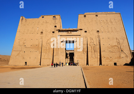 Le pylône d'entrée du temple d'Horus à Edfou, Haute Egypte Banque D'Images