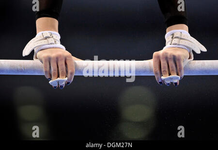 Détail, gymnaste avec protection des mains pour l'high bar et barres asymétriques Banque D'Images