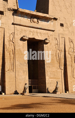 Le pylône d'entrée au Temple d'Horus à Edfou, Haute Egypte Banque D'Images