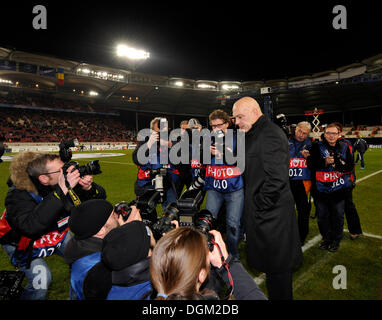 Coach Christian Gross, le VfB Stuttgart football club, dans l'objectif de la presse, Mercedes-Benz Arena Stadium, Stuttgart Banque D'Images