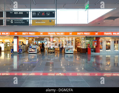 Duty-free zone, l'aéroport Franz Josef Strauss de Munich, Bavière Banque D'Images