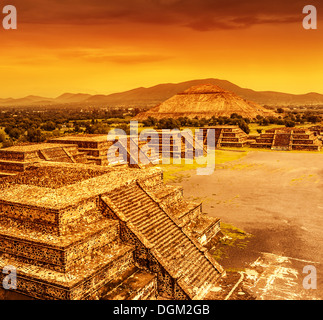 Pyramides du soleil et de la lune sur l'Avenue des Morts de Teotihuacan, l'ancienne ville culturelle historique Banque D'Images