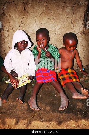 Afrique, Kenya, Masai Mara, le 12 novembre : portrait sur un Africain d'enfants du village de la tribu Masai Mara souriant pour l'appareil photo Banque D'Images