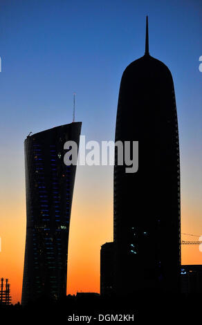 Tour de navigation et Al Thani Tower, soir, Doha, Qatar, du Moyen-Orient, d'Asie Banque D'Images