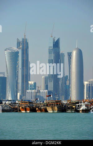 Tradition et modernité, en dhow cargos en face de la skyline de Doha, Qatar, du golfe Persique, au Moyen-Orient, en Asie Banque D'Images