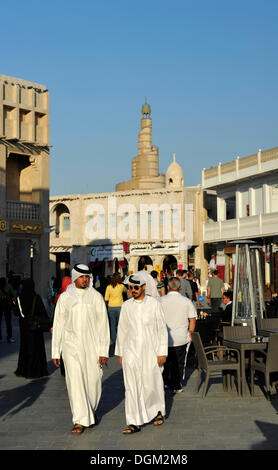 Avec ghutrah qatari coiffure vous promener dans le Souk al souq Waqif, le plus vieux bazar ou du pays, en l'arrière la monté Banque D'Images