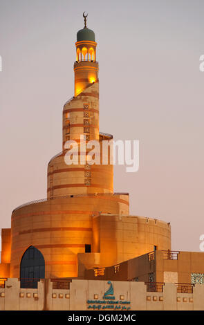 En soirée, tour du Fanar, Centre culturel islamique du Qatar, Doha, Qatar, du golfe Persique, au Moyen-Orient, en Asie Banque D'Images