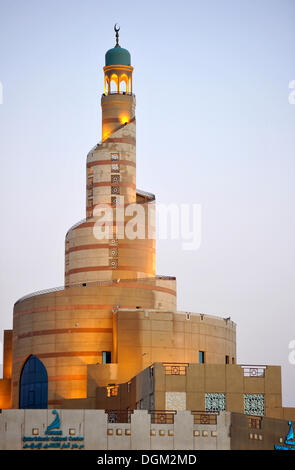 En soirée, tour du Fanar, Centre culturel islamique du Qatar, Doha, Qatar, du golfe Persique, au Moyen-Orient, en Asie Banque D'Images