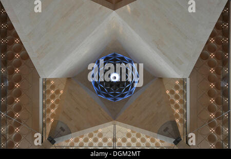 Tourné de l'intérieur, d'un plafond de l'atrium, Musée d'Art Islamique, conçu par I.M. PEI, corniche, Doha, Qatar Banque D'Images