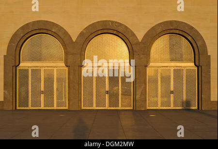 Gold-plated entrée ouest, Musée d'Art Islamique, conçu par I.M. L'île, soirée atmosphère, corniche, Doha, Qatar, du Golfe Persique Banque D'Images