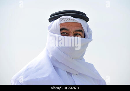 En costume traditionnel qatari avec gutra, voilée, l'émirat du Qatar, le golfe Persique, au Moyen-Orient, en Asie Banque D'Images