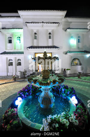 Photo de nuit, fontaine en face d'une villa, Doha, Qatar, du golfe Persique, au Moyen-Orient, en Asie Banque D'Images