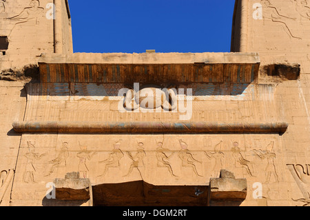 Le pylône d'entrée, Temple d'Horus à Edfou, Haute Egypte Banque D'Images