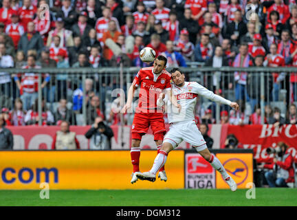 Duel, Diego Contento, FC Bayern Munich, gauche, vs Timo Gebhart, le VfB Stuttgart, droite, Allianz Arena, Munich, Bavière Banque D'Images