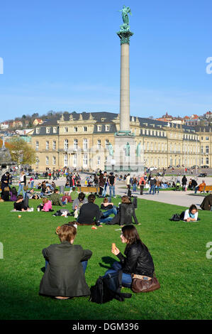 Les gens se sont réunis sur place Schlossplatz, Jubilaeumssaeule colonne, Neues Schloss castle, Stuttgart, Bade-Wurtemberg Banque D'Images