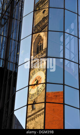 Tour ouest de l'église Schwanenburg reflétée dans l'avant en verre moderne d'un nouveau bâtiment, Stuttgart, Bade-Wurtemberg Banque D'Images