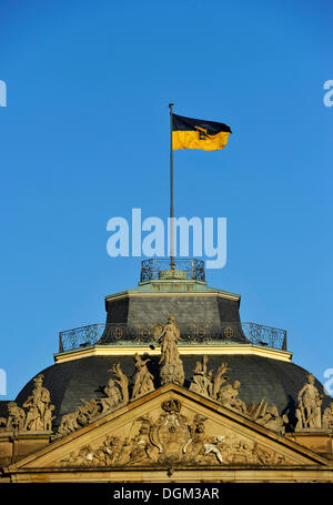 Bade-wurtemberg drapeau sur le tympan au-dessus de l'entrée principale, Neues Schloss castle, Schlossplatz, Stuttgart Banque D'Images