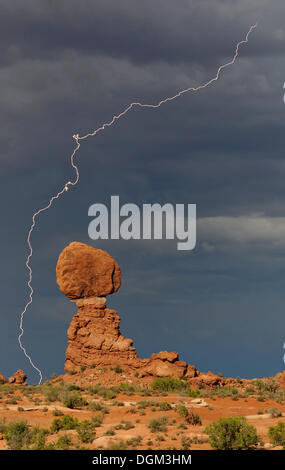 Balanced Rock, Rock Formation, nuages d'orage, la foudre, Arches National Park, Moab, Utah, sud-ouest des États-Unis Banque D'Images