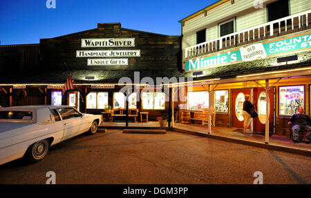 Boutiques dans l'Ouest sauvage ville de Gardiner, le Parc National de Yellowstone, Montana, États-Unis d'Amérique, USA Banque D'Images