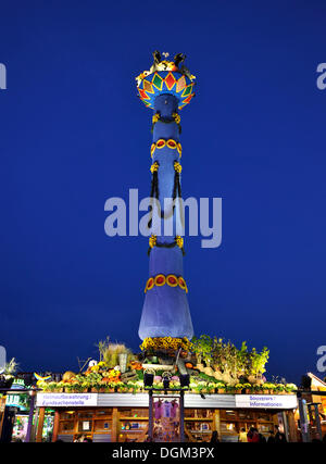 Colonne de fruits au crépuscule, ou Volksfest Cannstatter Wasen, Festival de la bière de Stuttgart, Wasen, Bad Cannstatt, à Stuttgart Banque D'Images