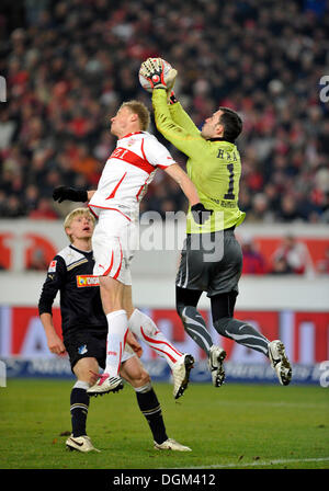Gardien de Daniel HAAS, TSG 1899 Hoffenheim football club, droite, attraper la balle en face de Pavel PROGREBNYAK, le VfB Stuttgart Banque D'Images