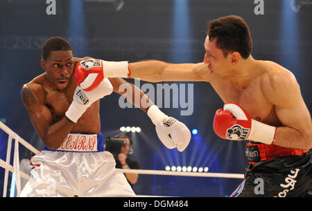 Men's boxing, champion du monde des poids moyens WBA Felix Sturm, Allemagne, short noir, vs Ronald Hearns, USA, un short blanc, Banque D'Images