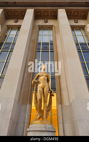 Statue en or, Musée Palais de Chaillot, Trocadéro, Paris, France, Europe Banque D'Images