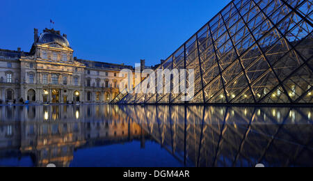 Photo de nuit, Pavillon Richelieu, pyramide de verre entrée en face, Palais du Louvre ou le musée du palais du Louvre, Paris, France, Europe Banque D'Images