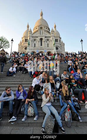 Les touristes sur les marches de la Basilique du Sacré-Cœur de Paris ou la basilique du Sacré-Cur, Montmartre, Paris, France Banque D'Images