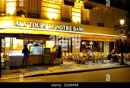 Photo de nuit, une brasserie, un café aux tours de Notre-Dame cafe, citer Michel, Paris, France, Europe Banque D'Images