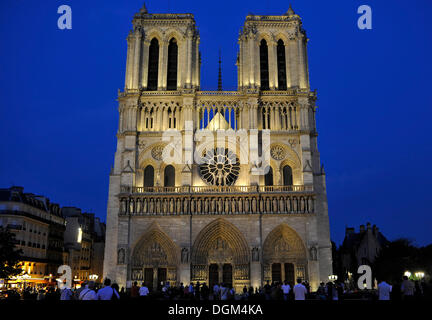 Photo de nuit, la façade occidentale de la Cathédrale Notre-Dame, Ile de la Cité, Paris, France, Europe Banque D'Images