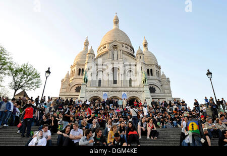 Les touristes en face de la Basilique du Sacré-Cœur, Basilique du Sacré-Cœur, Montmartre, Paris, France, Europe Banque D'Images