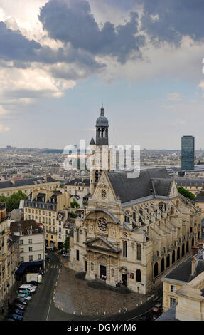 Vue depuis une plate-forme d'observation sur l'église de paroisse de Saint-Étienne-du-Mont, Montagne Sainte-Geneviève hill, Paris, France Banque D'Images