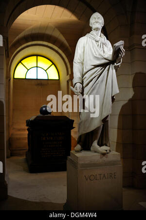 Intérieur avec la tombe d'honoraire François Marie Arouet Voltaire, crypt, Panthéon, un mausolée pour héros national Banque D'Images