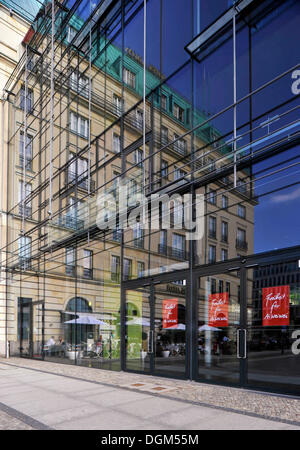 Hotel Adlon reflétée dans la façade en verre de l'Académie des Arts, Unter den Linden, Mitte, Berlin Banque D'Images