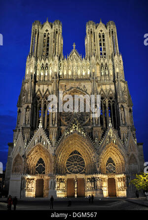 Vue de nuit, façade ouest, la cathédrale de Notre-Dame, l'UNESCO World Heritage Site, Reims, Champagne, France, Europe, PublicGround Banque D'Images