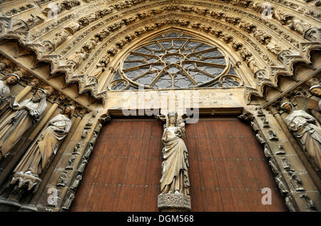 Entrée principale avec une statue de la Vierge Marie, façade ouest, la cathédrale de Notre-Dame, Site du patrimoine mondial de l'UNESCO Banque D'Images