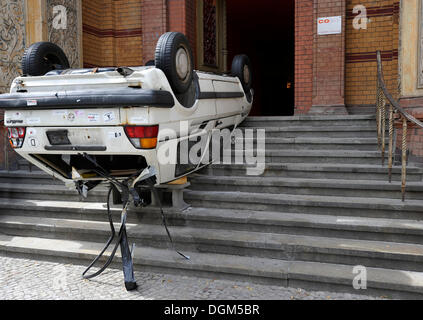 L'art et la culture, vieille voiture sur son toit dans l'entrée avant de l'Altes Postfuhramt, ancien bureau de poste royale, Berlin Banque D'Images